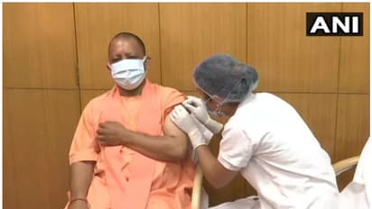 യുപി മുഖ്യമന്ത്രി യോഗി ആദിത്യനാഥ് കൊവിഡ് പ്രതിരോധ വാക്സീൻ ആദ്യ ഡോസ് സ്വീകരിച്ചു