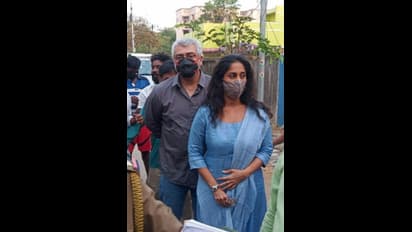 சூப்பர் ஸ்டார் ரஜினிகாந்த் மற்றும் 'தல' அஜித் மனைவி ஷாலினியுடன் வாக்களித்தார்!