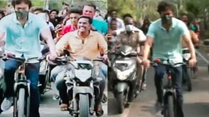 வாக்களிக்க சைக்கிளில் வந்த தளபதி விஜய்! ரசிகர்கள் திரண்டதால் போலீசார் தடியடி..!