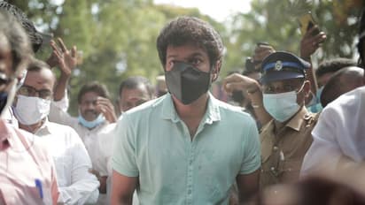 பரபரப்பாக நடக்கும் வாக்கு பதிவு..! பிரபலங்களின் ஓட்டு போட்டு ஜனநாயக கடமையை நிறைவேற்றிய புகைப்படங்கள்!