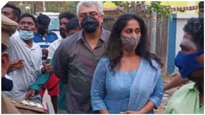 கருப்பு -சிவப்பு மாஸ்க் அணிந்து வாக்களிக்க வந்த அஜித்... வதந்தி பரப்ப வலுவாக பிடித்துக் கொண்ட திமுக..!