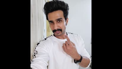 ஜனநாயக கடமையை நிறைவேற்றிய ஹேப்பியில் பிரபலங்கள்... கையில் மையுடன் வெளியான வைரல் போட்டோஸ்...!