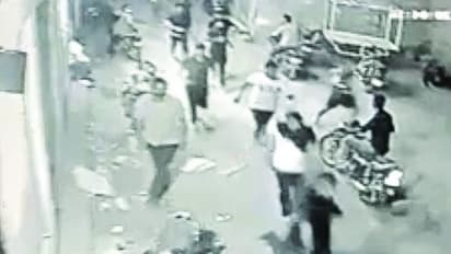 టీఆర్ఎస్ నాయకురాలి వీరంగం... వ్యాపారిపై దాడి, సిసి కెమెరాలో రికార్డ్