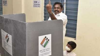 ஒரு கையில் பேரன்... மறு கையில் ஓட்டு.. அனைவரும் ஜனநாயக கடமையாற்ற முதல்வர் பழனிசாமி அறிவுரை..!