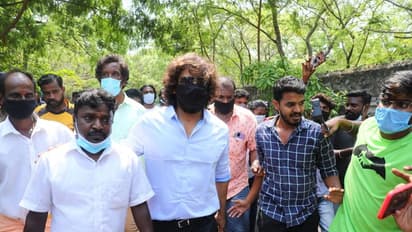 செம்ம ஸ்டைலிஷாக வந்து... வேர்த்து விறுவிறுக்க ஓட்டு போட்ட நடிகர் விக்ரம்..!