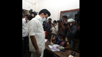 క్యూలో నించుని ఓటేసిన స్టాలిన్ (ఫొటోలు)