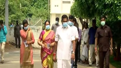 குடும்பத்துடன் வாக்களித்த அரசியல் பிரபலங்கள்... எடப்பாடியார் டூ அன்புமணி வரை அசத்தல் ஃபேமிலி போட்டோஸ்..!