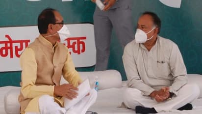 MP में कांग्रेस को लगा झटका, CM शिवराज के 'स्वास्थ्य आग्रह' में पहुंचे दिग्विजय के भाई लक्ष्मण सिंह