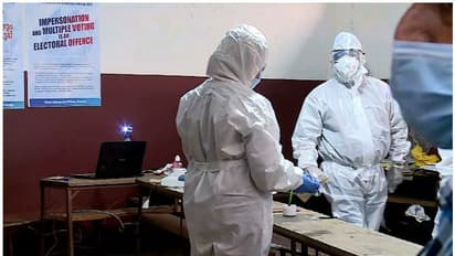 മുഖ്യമന്ത്രിയുടെ മകൾ വീണയ്ക്ക് കൊവിഡ് സ്ഥിരീകരിച്ചു; പിപിഇ കിറ്റ് ധരിച്ച് വോട്ട് ചെയ്തു