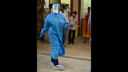 கவச உடையணிந்து வாக்களித்த திமுக எம்.பி. கனிமொழி... கொரோனாவையும் தாண்டி நிறைவேற்றப்பட்ட ஜனநாயக கடமை...!