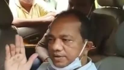 নিমতিতাকাণ্ডে আঙুল হারিয়ে স্টেচারে শুয়েই মনোনয়ন পেশ জাকির হোসেনের, দেখুন সেই ছবি