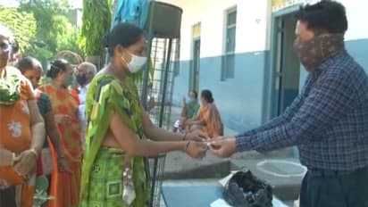 मोदी के राज्य में कोरोना वैक्सीन लगवाने पर मिल रहा है सोना, इंजेक्शन लेने के लिए उमड़ रही लोगों की भीड़