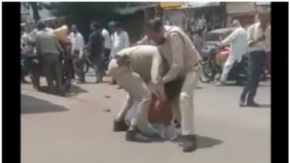 മാസ്ക് ധരിച്ചില്ല; മകന്റെ മുന്നിലിട്ട് യുവാവിനെ ക്രൂരമായി മർദ്ദിച്ചു; രണ്ട് പൊലീസുകാർക്ക് സസ്പെൻഷൻ; വീഡിയോ