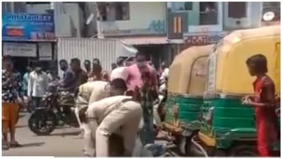 முகக் கவசம் சரியாக அணியாத நபர் மீது கொலைவெறித் தாக்குதல்... போலீஸார் இருவர் சஸ்பெண்ட்..!