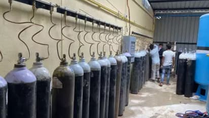 కరోనా పంజా: ఆసుపత్రులకు పోటెత్తుతున్న రోగులు, ఆక్సిజన్ సిలిండర్లకు గిరాకీ