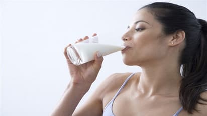 குளிர்காலத்தில் பால் குடிக்குறப்ப இந்த தவறை செய்யாதீங்க.. ரொம்ப டேஞ்சர்