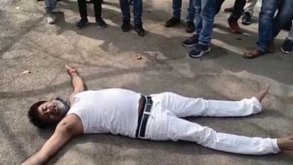 डीएम आवास पर कुछ यूं लेट गए बीजेपी विधायक, जानिए क्या था पूरा मामला