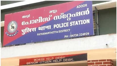 അടൂരിൽ പൊലീസ് സ്റ്റേഷന് മുന്നിൽ കോൺഗ്രസ് പ്രതിഷേധം, യുഡിഎഫ് സ്ഥാനാർത്ഥിയും സ്ഥലത്ത്