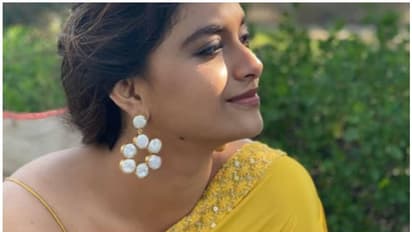 சோபாவில் அமர்ந்தபடி சுழன்று சுழன்று... புத்தாண்டு ஸ்பெஷல் போஸ் கொடுத்த கீர்த்தி சுரேஷ்! அள்ளுதே அழகு...