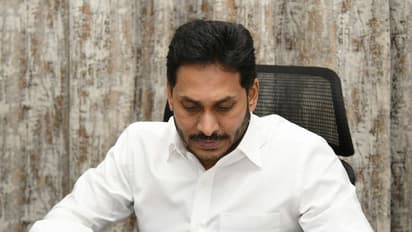 ఇంత చేస్తున్నా... కాబట్టి వైసిపి అభ్యర్థిని గెలిపించండి: తిరుపతిలో ఇంటింటికి జగన్ లేఖ