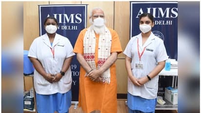 'അവിസ്മരണീയം, ഒപ്പം നിന്ന് ഫോട്ടോയെടുത്തു'; പ്രധാനമന്ത്രിക്ക് വാക്സീൻ നൽകിയ സന്തോഷത്തിൽ നിഷയും നിവേദയും