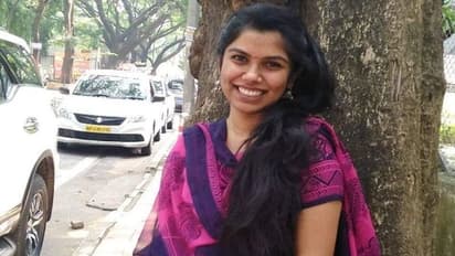 అబోలీ ఆంగ్ల కవిత: పూలమాల