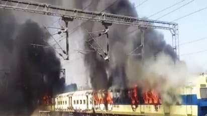 पैसेंजर ट्रेन में लगी भीषण आग, 3 डिब्बे जलकर खाक, यात्रियों ने कहा-ऐसा तो फिल्मों में देखा था