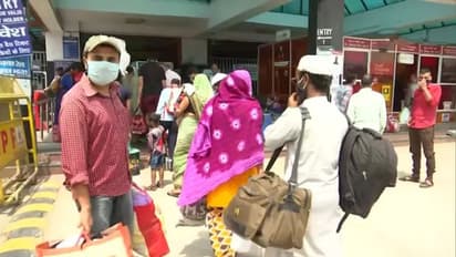 വീണ്ടും കൂട്ട പാലായനം; കൊവിഡ് വ്യാപനത്തെ തുടർന്ന് നാട്ടിലേക്ക് മടങ്ങാനൊരുങ്ങി അതിഥി തൊഴിലാളികൾ