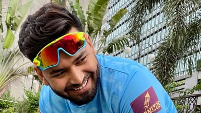 আইপিএল বন্ধ, বাগানে ঘাস কাটছেন পন্থ, বিশ্বাস না হলে দেখুন ভিডিও