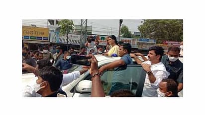 ఖమ్మం బయలుదేరిన షర్మిల: అందరి చూపు పెవిలియన్ గ్రౌండ్స్ వైపే (వీడియో)