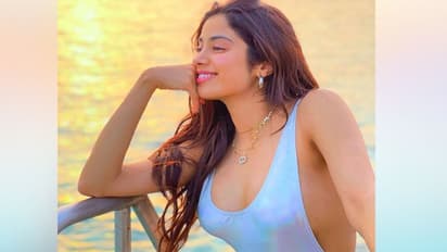 বুকচেরা মনোকিনিতে বেরিয়ে 'স্তনযুগল'-এর একাংশ,  গোপনাঙ্গ ঢেকে 'Big Size' নিতম্ব-এ ঝড় জাহ্নবীর