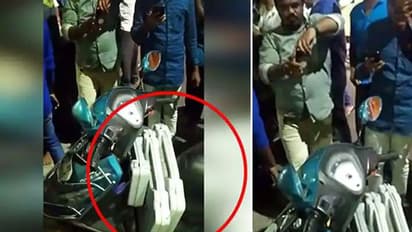 ஸ்கூட்டரில் எடுத்துச் செல்லப்பட்ட விவிபேட் இயந்திரத்தில் 15 வாக்குகள்.. வேளச்சேரியில் மறுவாக்குப்பதிவு?