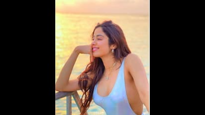 ಚಂದದ ಪ್ರಿಂಟೆಡ್ ಬಿಕಿನಿಯಲ್ಲಿ ಜಾಹ್ನವಿ..! ಬೆಲೆ ಮಾತ್ರ ದುಬಾರಿ