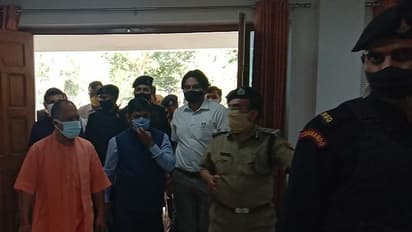 कोरोना के बढ़ते केस को देख एक्शन में CM योगी, खुद फील्ड में उतरे, बोले-इलाज में कमी नहीं होनी चाहिए