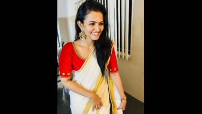 விதவிதமான சேலையில்... பட்டாம்பூச்சி போல் சிறகடித்து விஜய் பட நாயகி அபர்ணா தாஸ்! கலக்கல் போட்டோஸ்..!