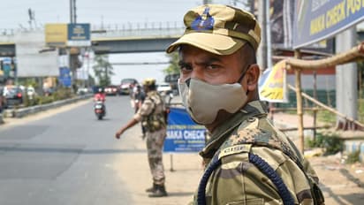 সংক্রমিত অন্তত ৭১ জন - মমতার অভিযোগই কি সত্যি, করোনা সংক্রমণে কতটা দায়ী কেন্দ্রীয় বাহিনী