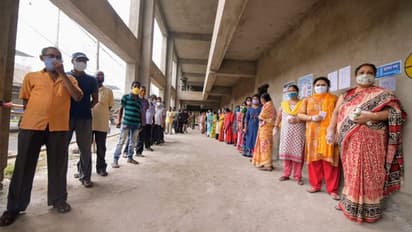 പശ്ചിമബംഗാളിൽ അവസാനഘട്ടം തുടരുന്നു; 50 ശതമാനത്തിനടുത്ത് പോളിംഗ്, ഒരു ബുത്തിൽ ബോംബേറ്
