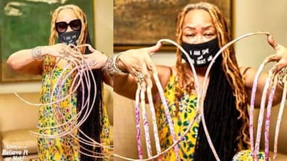 മുപ്പത് വര്ഷത്തിന് ശേഷം നഖങ്ങള് മുറിച്ചു; ഇവര് ലോകത്തിലെ ഏറ്റവും നീളം കൂടിയ നഖങ്ങളുടെ ഉടമ