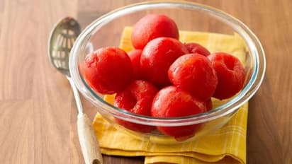 തക്കാളിയുടെ തൊലി ഇനി എളുപ്പത്തില് കളയാം; ഒന്ന് പരീക്ഷിച്ചുനോക്കൂ...