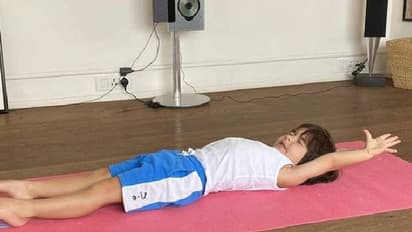 യോഗാ മാറ്റില് കിടക്കുന്ന തൈമൂര്; ചിത്രം പങ്കുവച്ച് കരീന കപൂര്