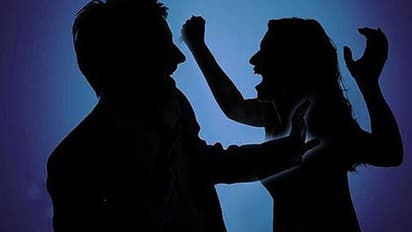 எவ்வளவு சொல்லியும் கேட்காத மனைவி... உல்லாசத்துக்கு ஆசைப்பட்டு உயிரை விட்ட பரிதாபம்..!