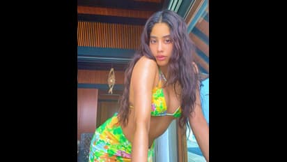 বিকিনি টপে উন্মুক্ত বক্ষের একাংশ, উরুর খাঁজ দেখিয়ে হাই থাই স্লিটে 'Sun Kissed' জাহ্নবীর