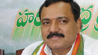 సీతక్కకు దక్కని ఆహ్వానం.. ఎమ్మెల్యే గండ్రకు చేదు అనుభవం: చస్తానంటూ రైతు బెదిరింపులు