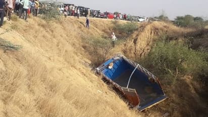 UP में बड़ा हादसा: खाई में गिरा श्रद्धालुओं से भरा ट्रक, 11 लोगों की मौत..एक गलती से बिछ गईं लाशें..