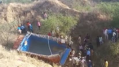 యూపీలో ఘోర రోడ్డు ప్రమాదం: లోయలో పడిన ట్రక్కు, 10 మంది దుర్మరణం