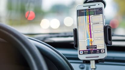 ഗൂഗിൾ മാപ്പ് ചതിച്ചു, നാലംഗ കുടുംബം സഞ്ചരിച്ച കാര്‍ തോട്ടിൽ വീണു, ഒഴുകി നടന്ന വണ്ടി പിടിച്ചുകെട്ടി നാട്ടുകാര്‍