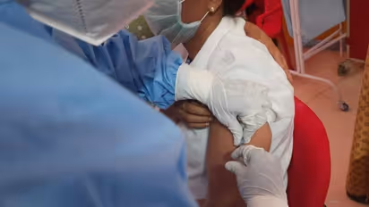 18 साल से ज्यादा उम्र के लोग वैक्सीनेशन के बाद नहीं करें ये काम, इन बातों का भी रखें ध्यान