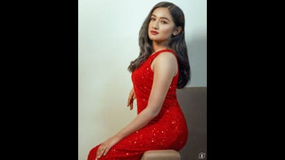 மெளன ராகம் சீரியல் சக்தியா இது?... முட்டி வரை இருக்கும் குட்டை பாவாடையில் குளு குளு கிளாமர் கிளிக்ஸ்!