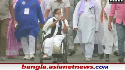 গলায় কালো ওড়না আর হাতে মোমবাতি, শীতলকুচির প্রতিবাদে বর্ধমানের রাস্তায় মমতা বন্দ্যোপাধ্যায়