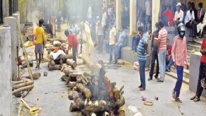 சாலையில் வைத்து சடலங்கள் எரிக்கப்பட்ட அவலம்.. எப்போது ஓயும் இந்த கொரோனா கொடூரம்.